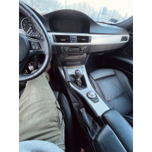 Dettaglio installazione su BMW E90-E93 con guida LHD