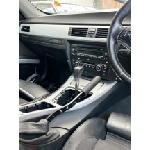 Dettaglio installazione su BMW E90-E93 con guida RHD