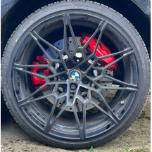 Dettaglio delle pinze Brembo e degli adattatori ReverseLab